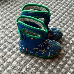 Toddler Bogs Blue & Green Airplane Snow Boots